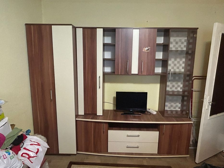 Canapea extensibilă 2 corpuri șifonier  vitrina si tv