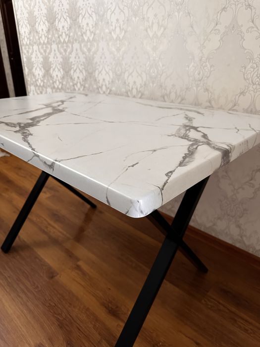 Стол из искуственного камня