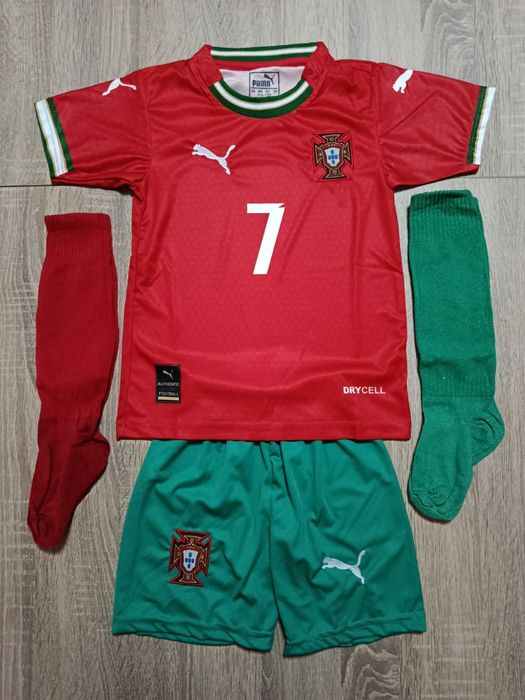 Роналдо Португалия червен