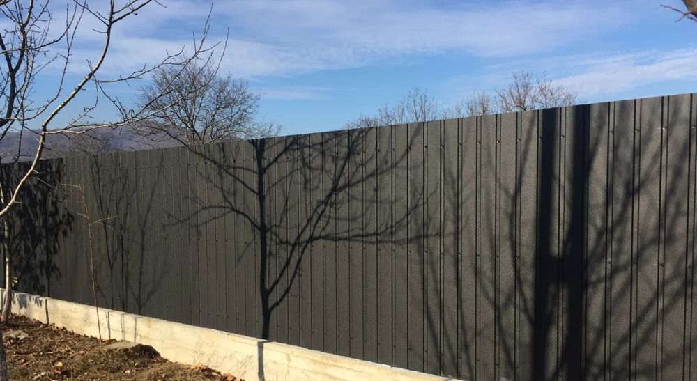 Construim garduri si porti din sipca metalica, panouri stil jaluzele,