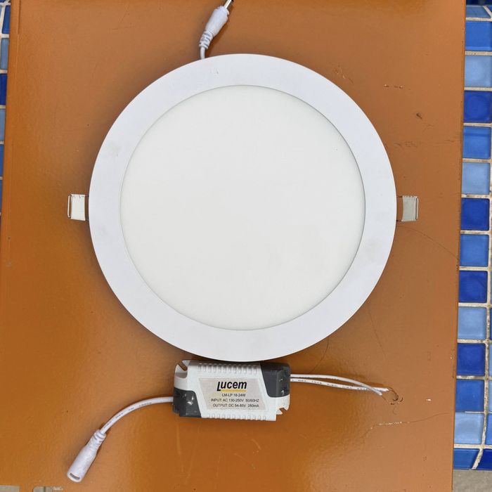 Плафон потолочный белый в хорошем состоянии