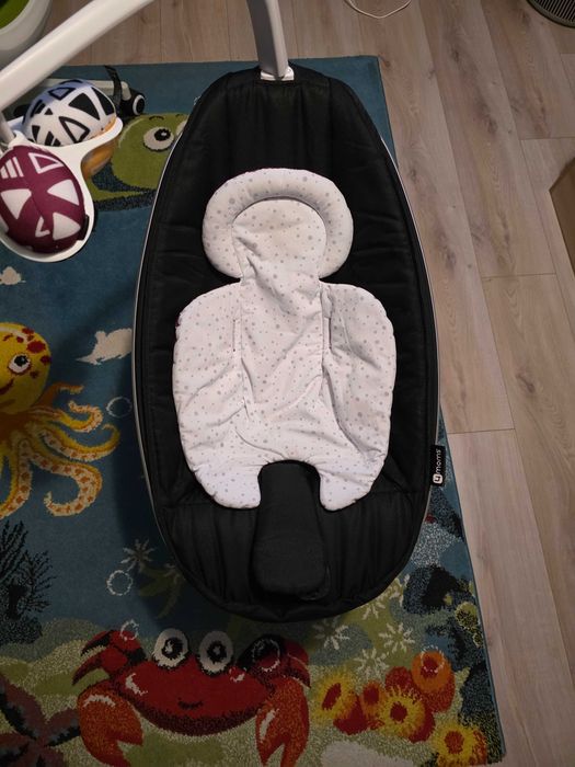 mamaRoo 5.0 Електрическа бебешка люлка черна с бонус подложка за бебе