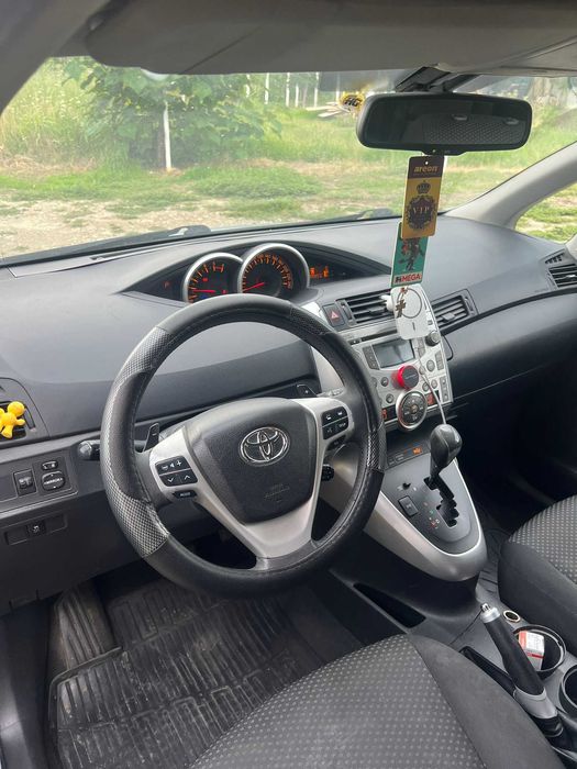 Vand toyota verso 7 locuri