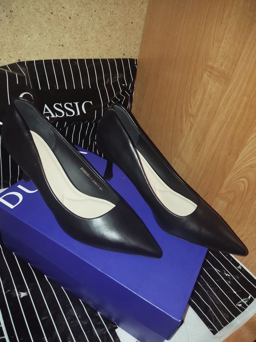 Черные классические туфли-лодочки, острый носок, каблук-рюмка. Новые!