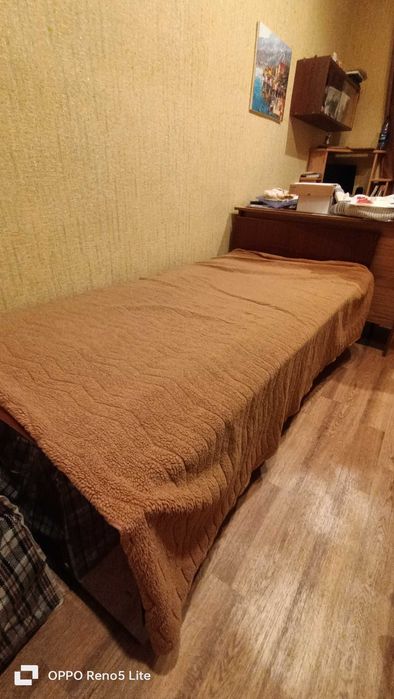 Стол ученический 5.000 тг. Кровать 5.000 тг.