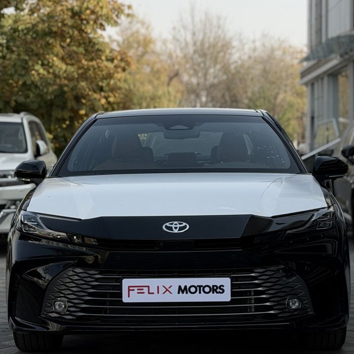 Toyota Camry Hybrid Limited 2025