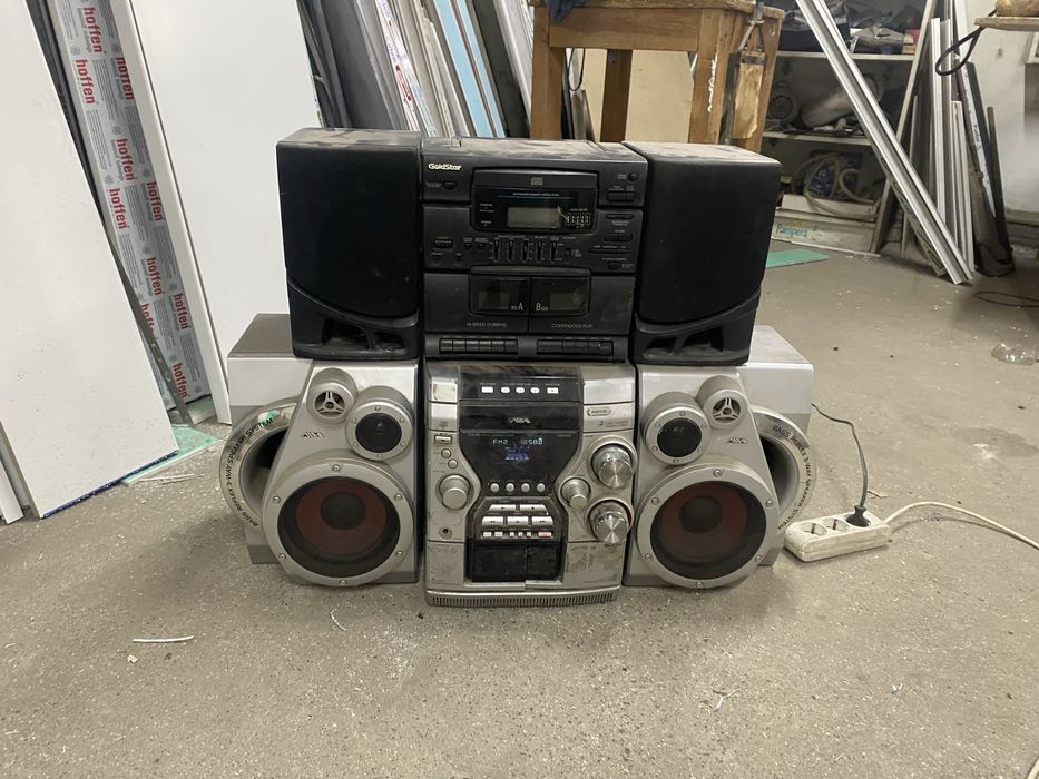 Магнитофон рабочи но черный не смогли включить