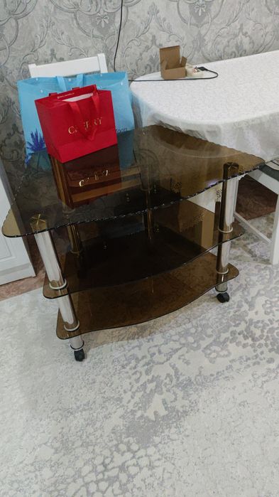 Стеклянный стол .