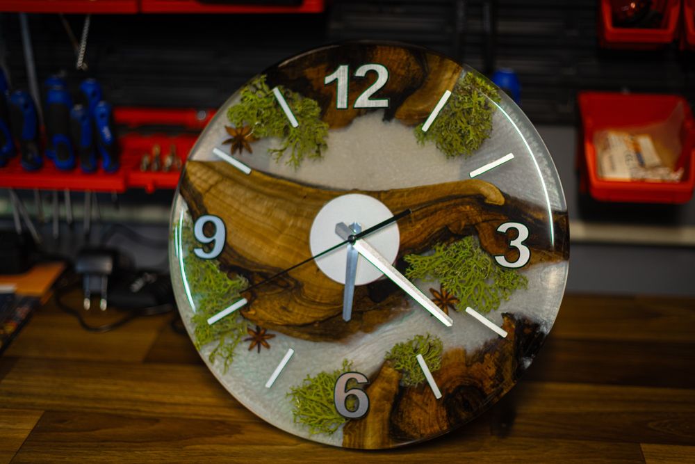 Часовник от епоксидна смола и орехова дървесина , 35 см диаметър.