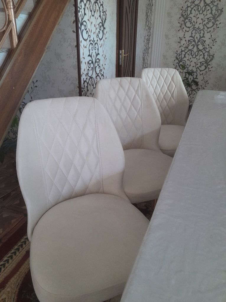Продаются стулья  для  гостиной  6шт  нового  дизайна  новые