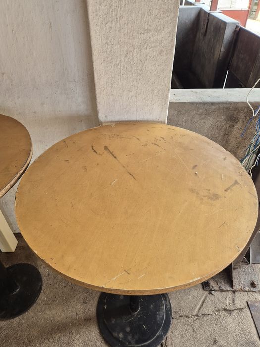 Masa cu picior metalic