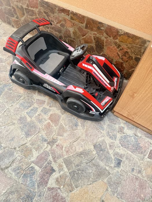 Детская машина электрическая пульт и зарятка имеется на 1.5-2 часа ва