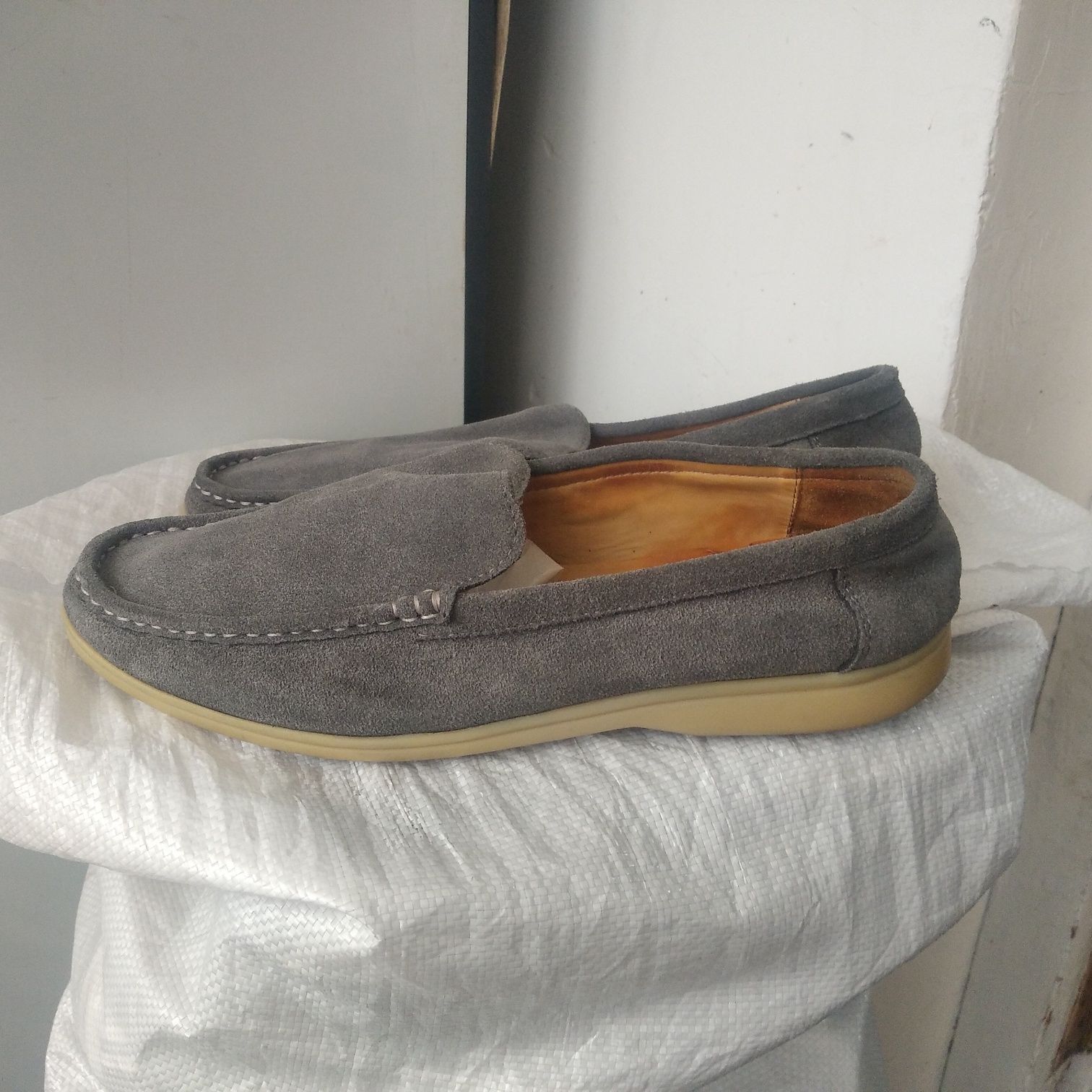 Продам замшевую обувь.
