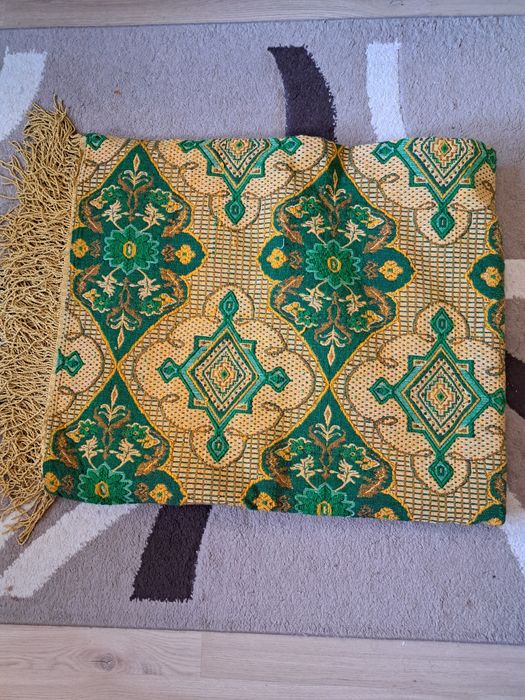 Чисто нови ръчно бродирани карета, вълнени кувертюри и плюшени ковьори