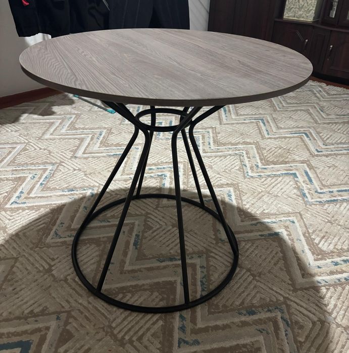 Стол круглый гостинный