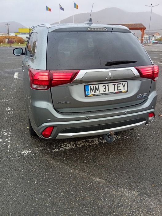 Vând Mitsubishi Outlander Hibrid