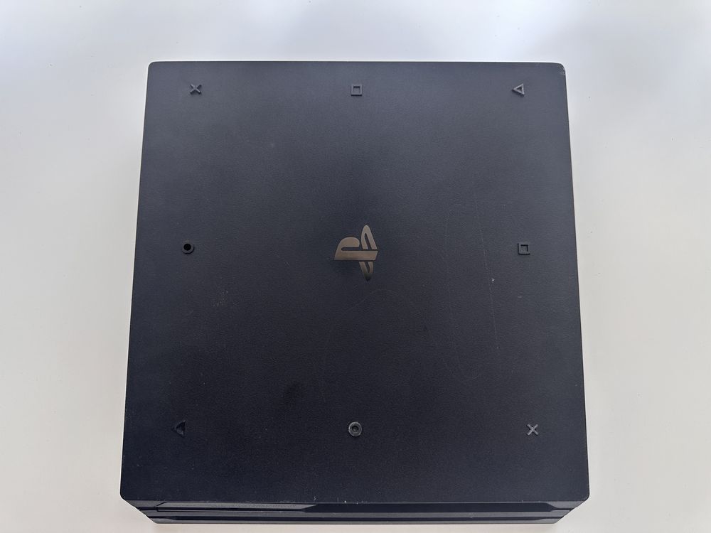 Vand playstation 4 pro de 1Tb, cu 2 joystickuri si statie de incarcare