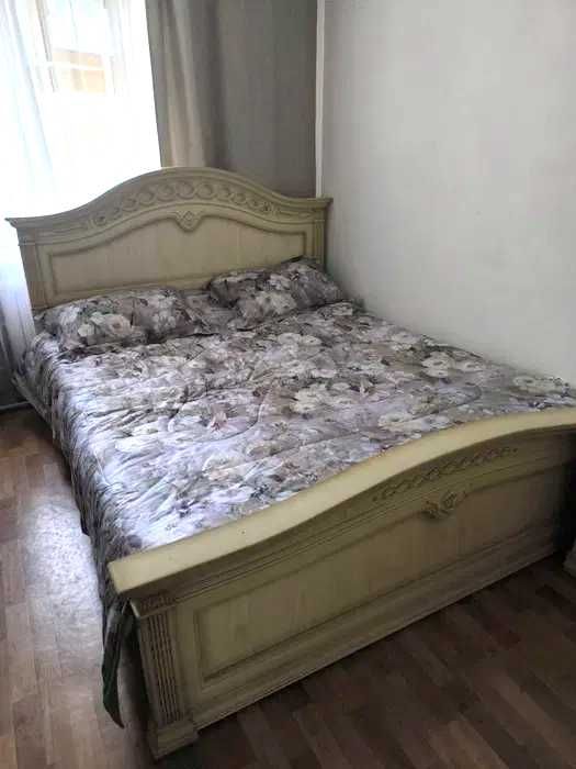 продам двуспальную кровать + 2 тумбы