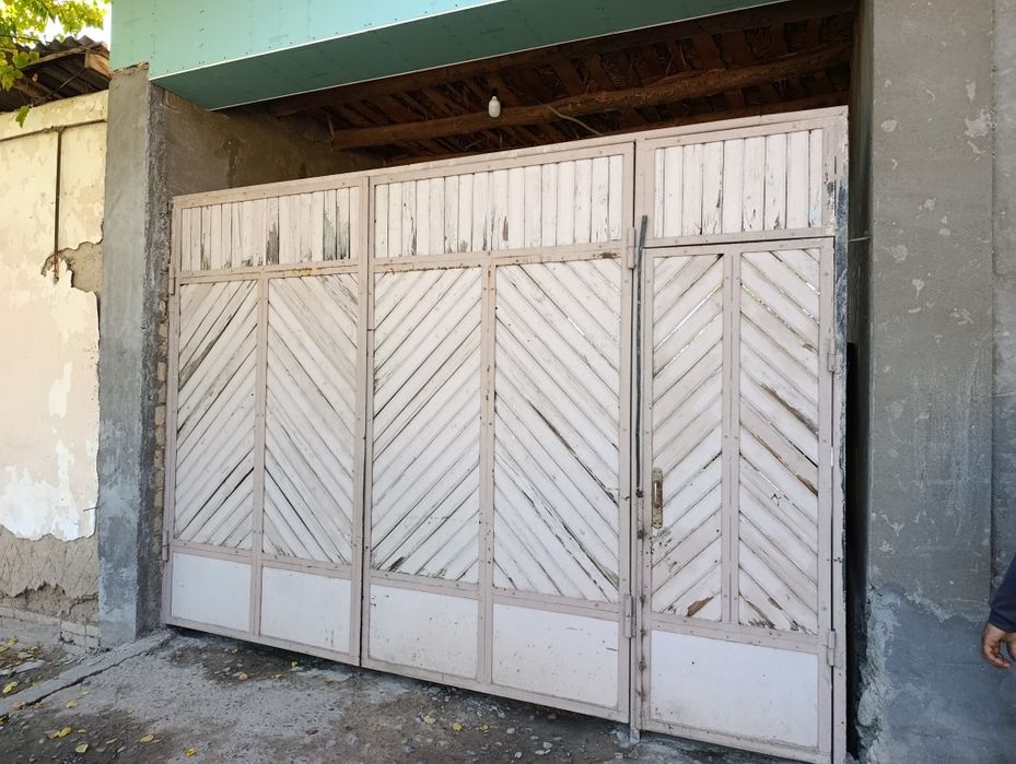 Дарвоза уртаси тахтали