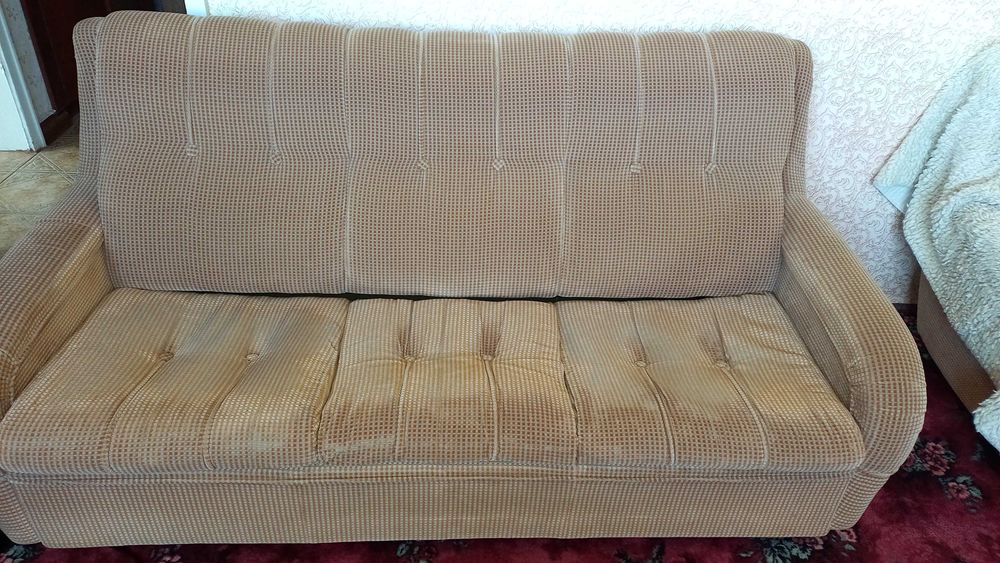 Холна гарнитура - триместен диван и два футьойла