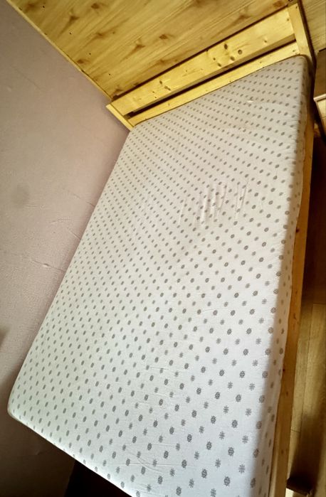 Vând un Pat din lemn masiv duble: 140X200, cu saltea