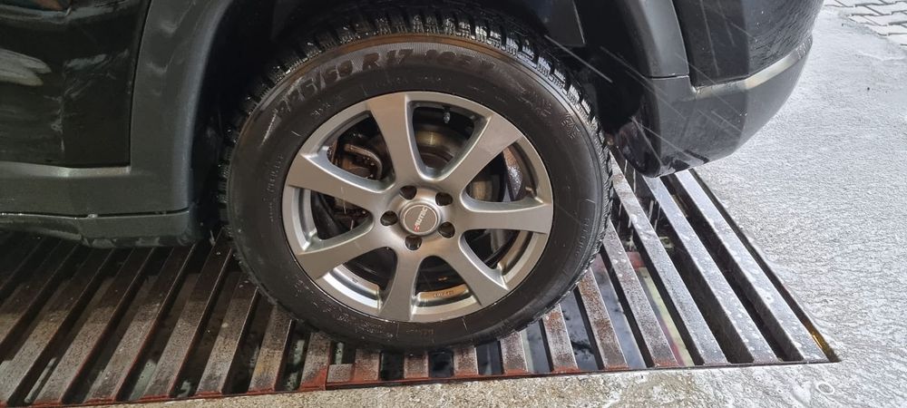 Anvelope iarnă 225 60 R17 și jante în stare excelentă + anvelope vară