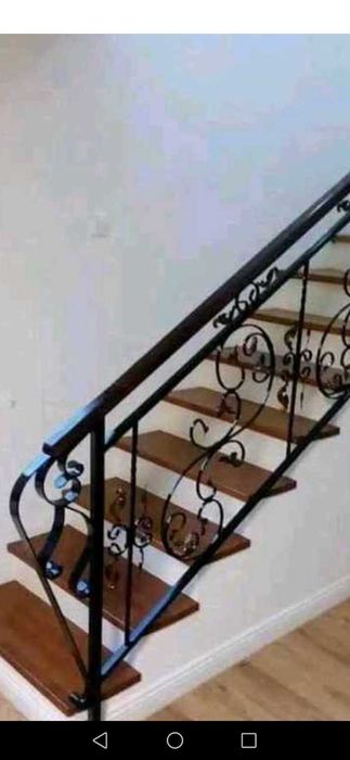 Balustrade din fier forjat și antichizat și lăcuit.