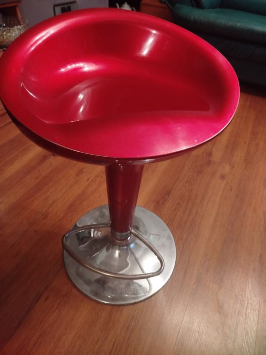 Стул барный (цвет красный или черный) . Цена указана  за 1 стул.