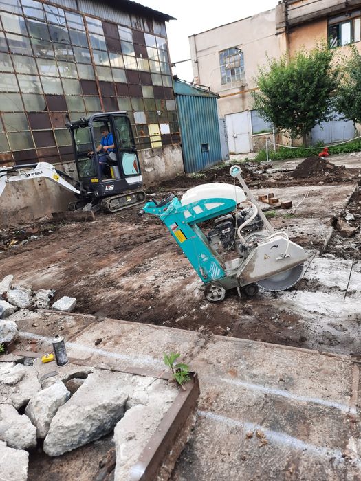 Bobcat cu picon burghiu gauri taiere beton asfalt subtraversari