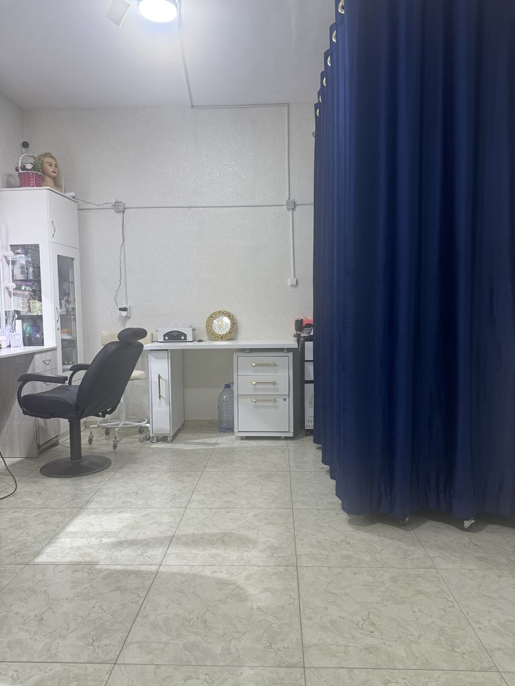 Monikur qiluvchi ayol qiz kerak