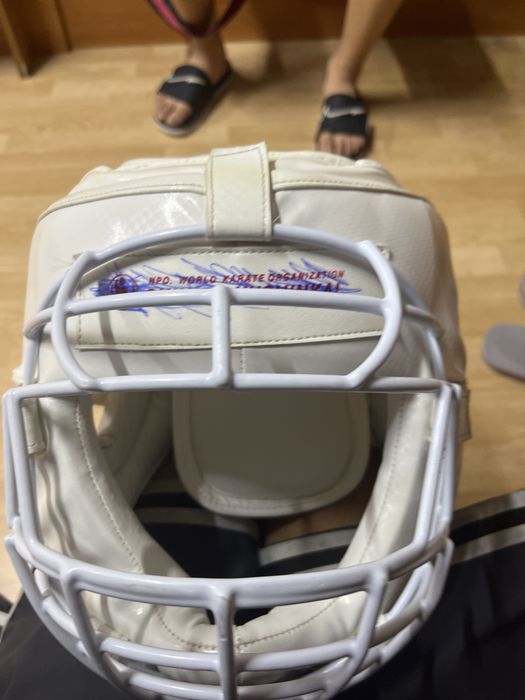 шлем для карате.