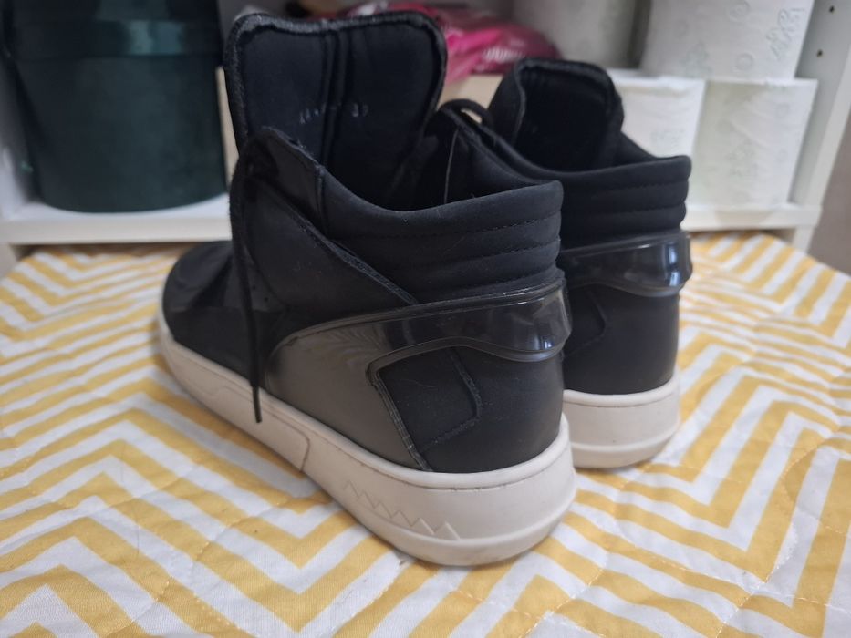 Vând Adidași ELLE mărimea 39. Unisex.