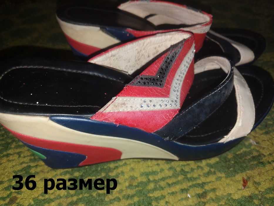 ПРОДАМ ЖЕНСКИЕ ШЛЁПКИ-БОСОНОЖКИ! Б/у. Разноцветные. 36 р. На танкетке.