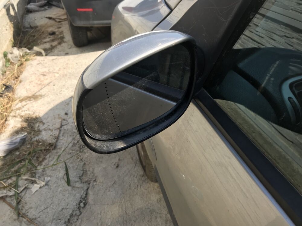 Vând oglinda stânga și oglinda dreapta Peugeot 206