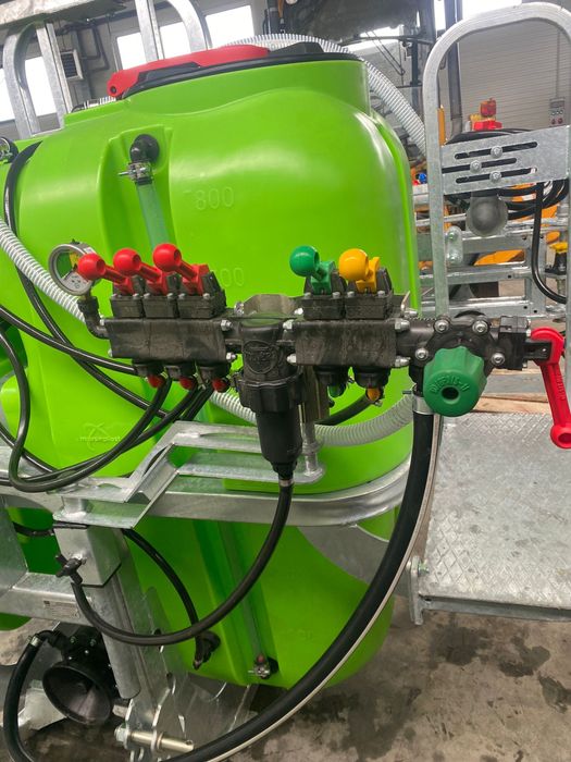 Met erbicidat Tolmet 800 l x12m x3 diuze . Pulverizator . Semanatoare