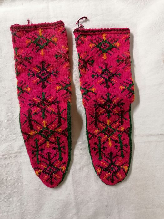 Родопски части от дамска носия (кърпа за кръста, чорапи, торба