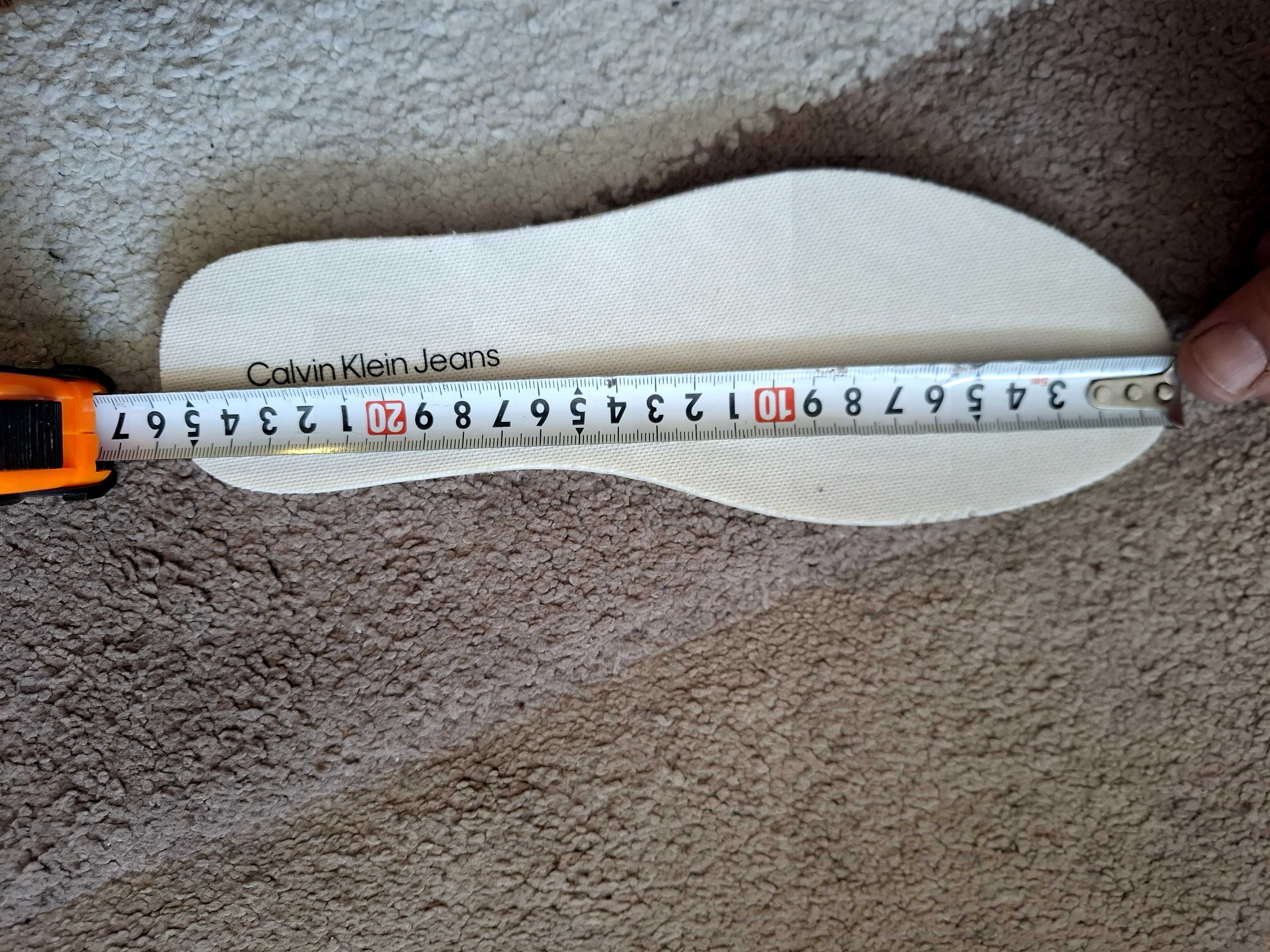 Продавам дамски сникърси Calvin Klein 39 номер