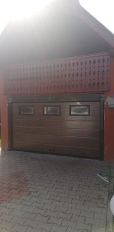 Usa de Garaj cu 3 geamuri pe imitatie de lemn (Nuc) 3680x2000