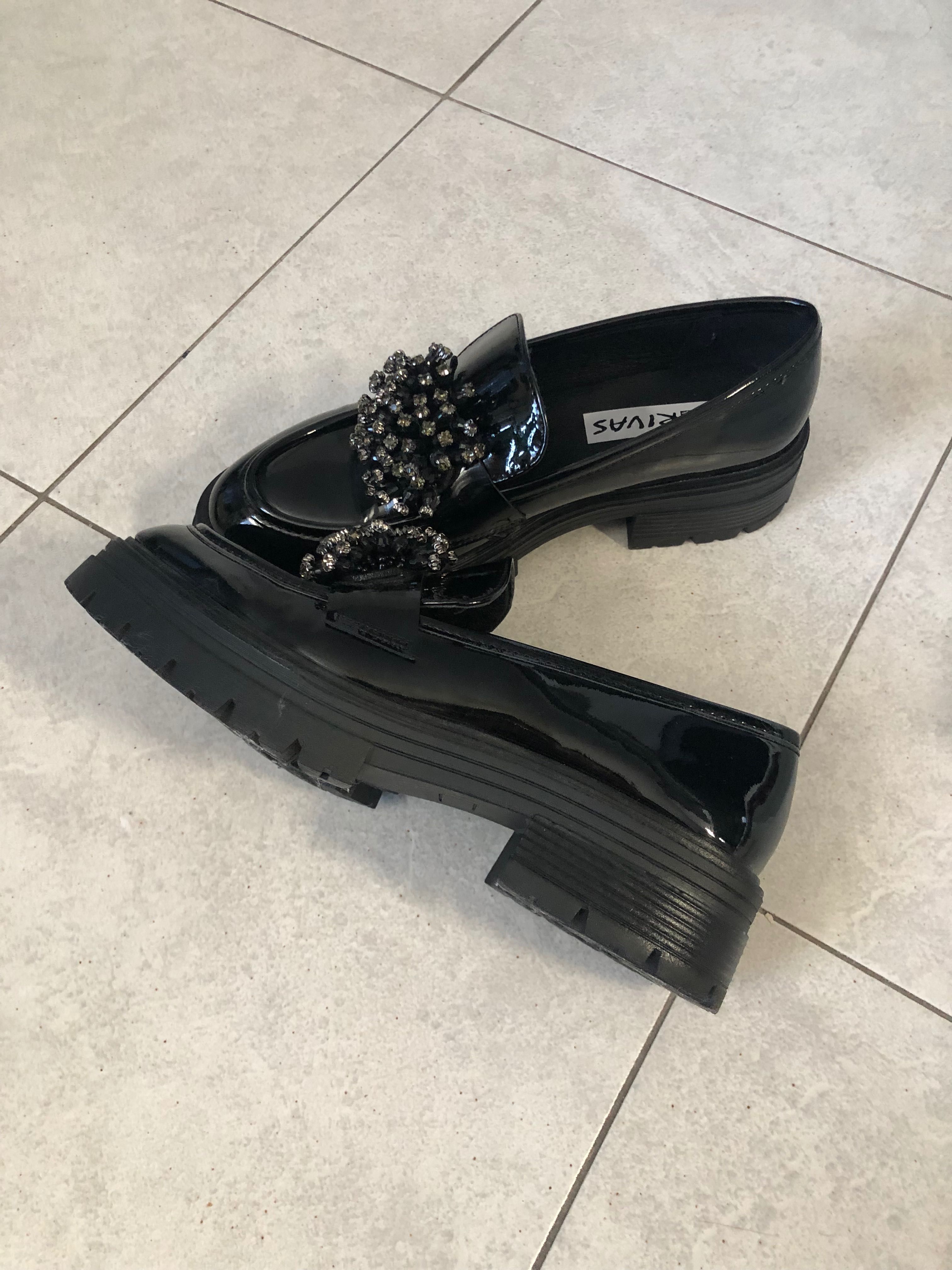 Черни лачени обувки