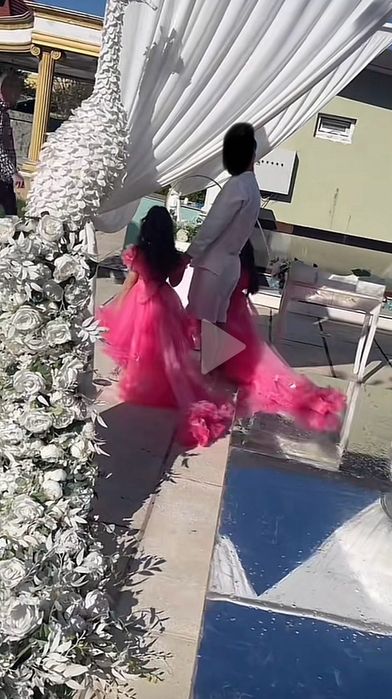 Vând 2 rochițe de ocazie ! Mărimile sunt 4-5 ani și 6-7 ani