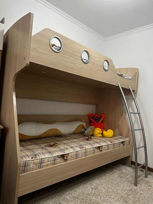 Кровать двухяростная и 2 матраса к ней