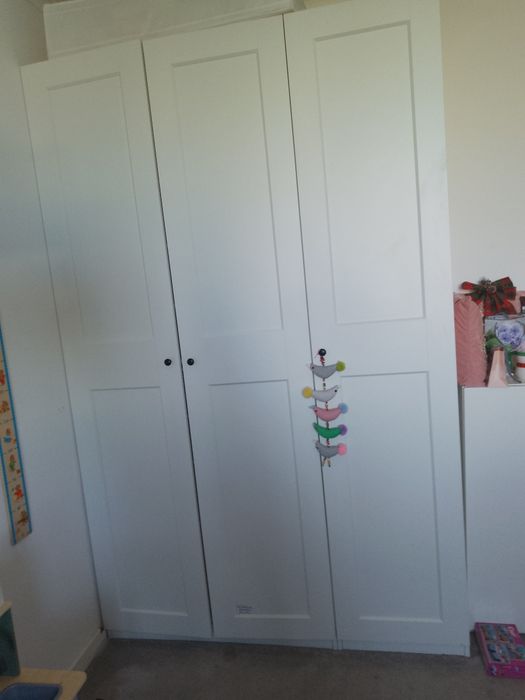 Трикрилен гардероб с копници ИКЕА 150/236/60