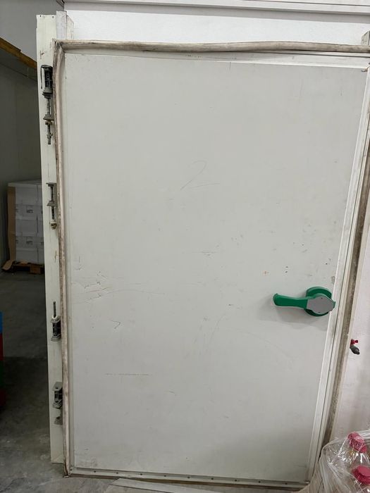 Хладилна врата с Каса и работещ механизъм на затваряне