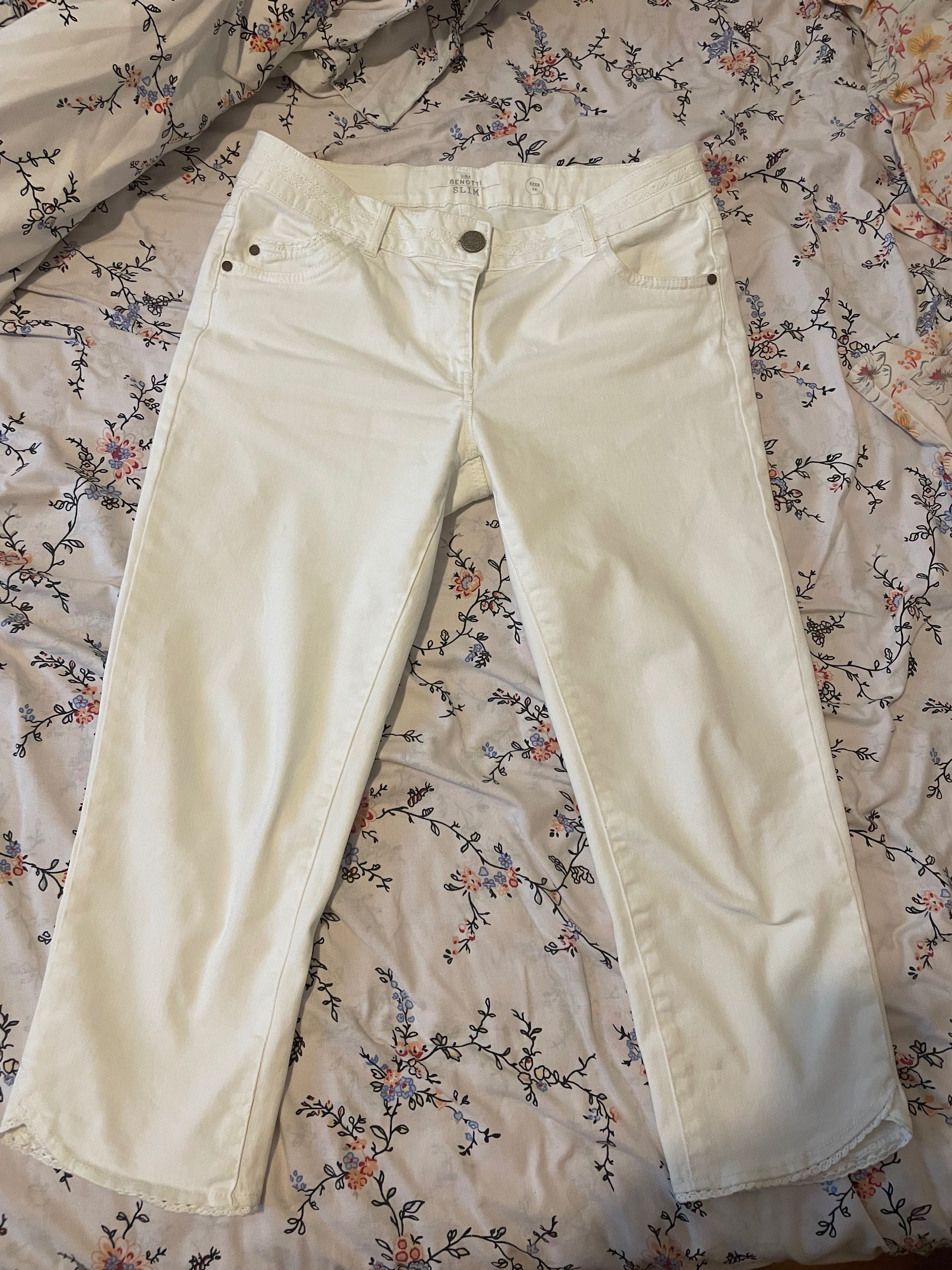 Vând pantaloni albi cu detalii mărimea M