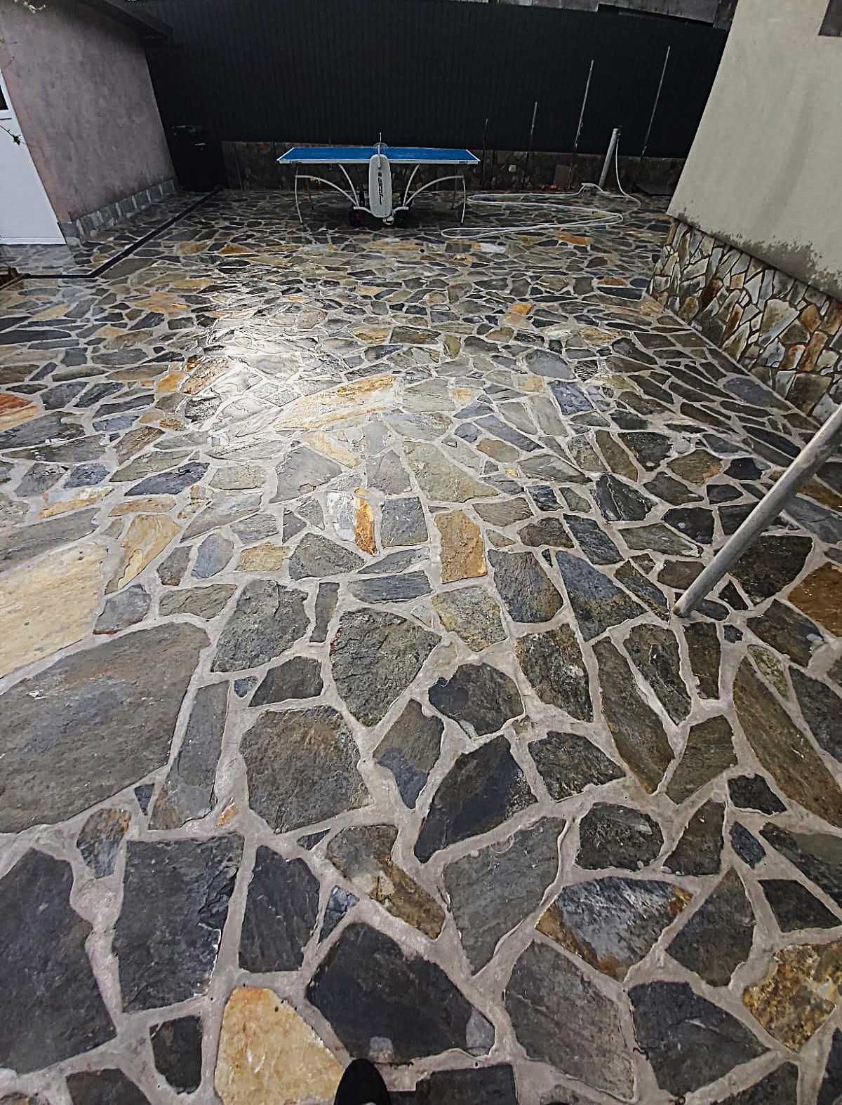 Pardoseli, placări, grătare și alte lucrări cu piatră naturală