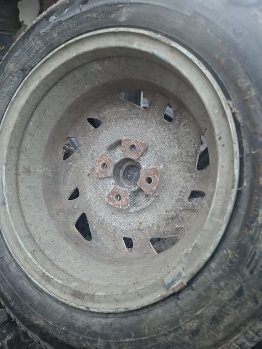 Vand roata aliaj  R 14 fiat punto are anvelopa 265 70 14 iarna buna