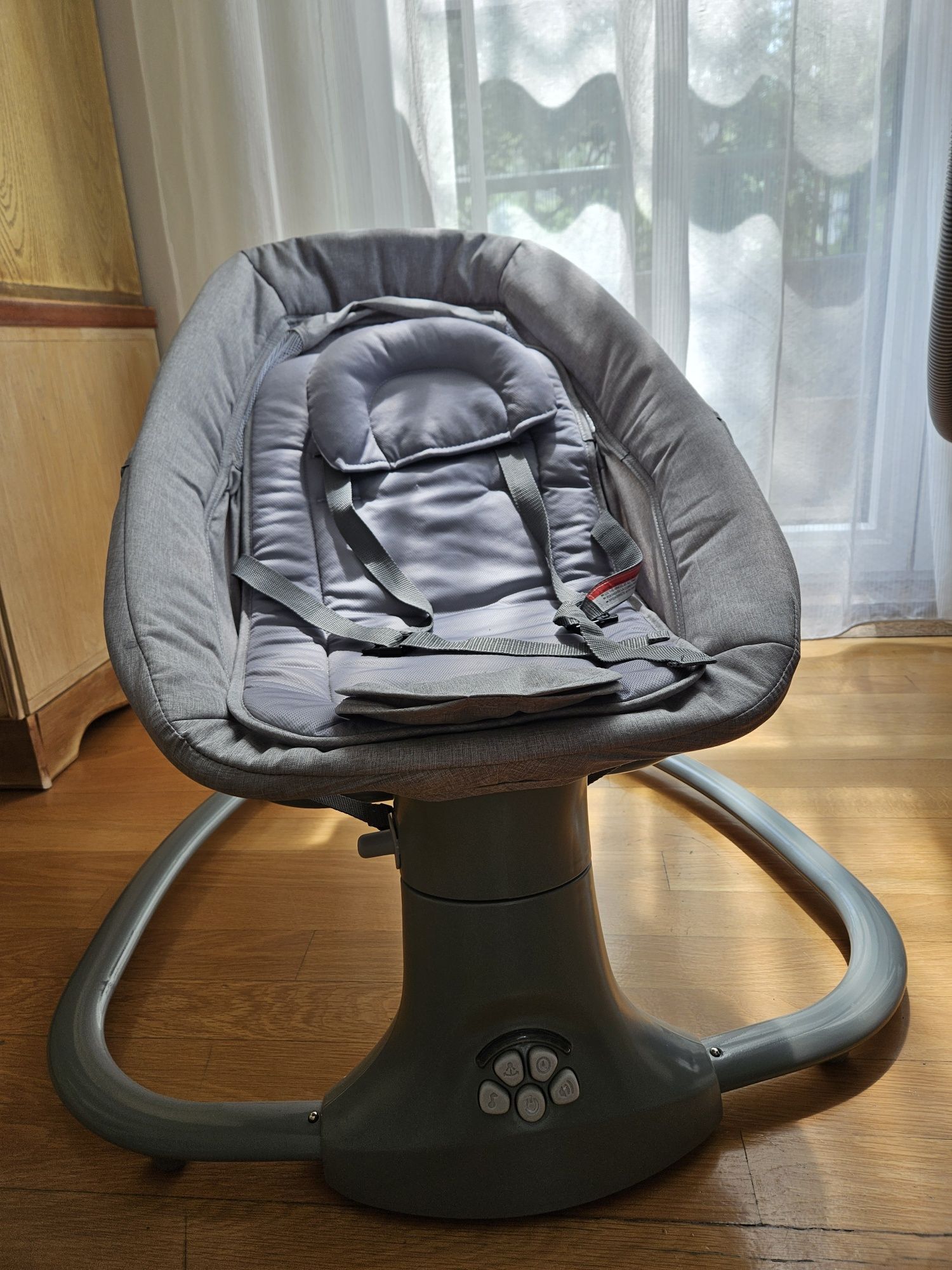 Kikkaboo Люлка Electrical side to side swing. Като нова!
Electrical si