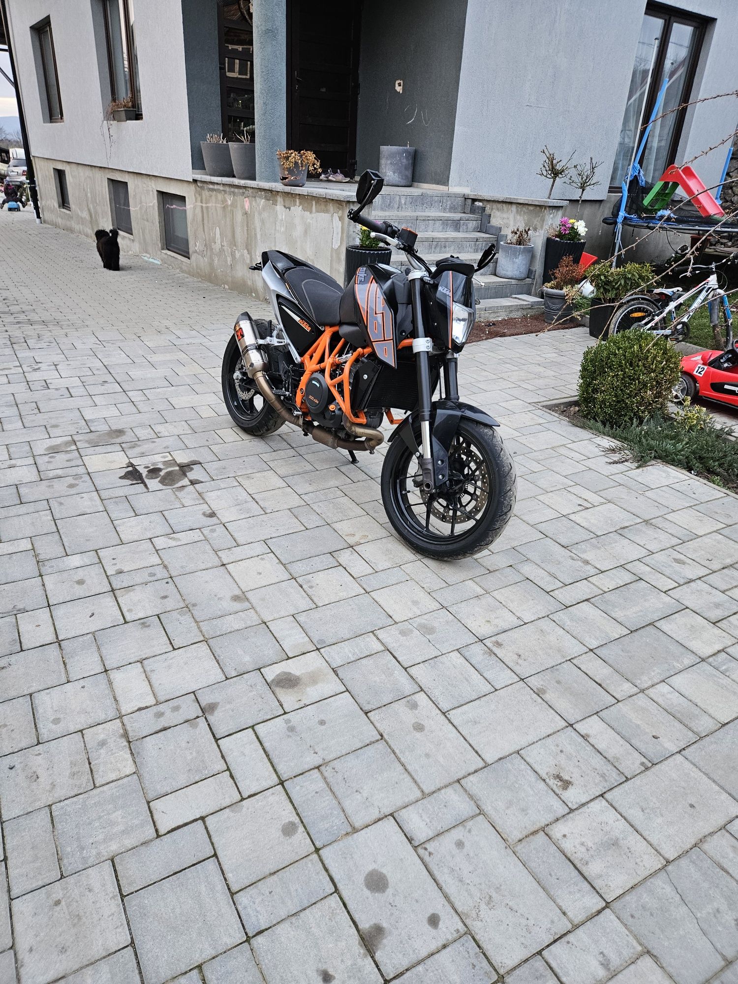 Ktm    690.  Duke
