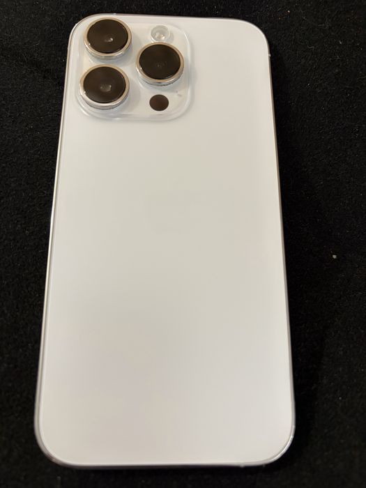 Vand iphone 14 pro, alb, 128 gb si 5 huse cu cutie si cablu origibale