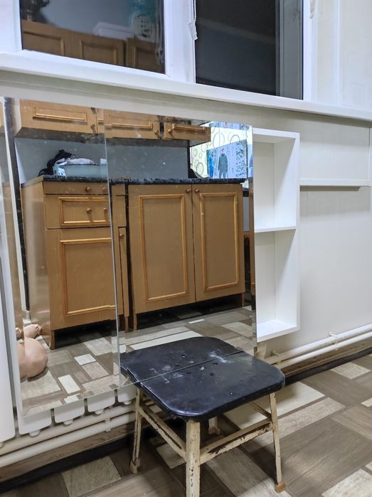 Полка в ванную с зеркалом